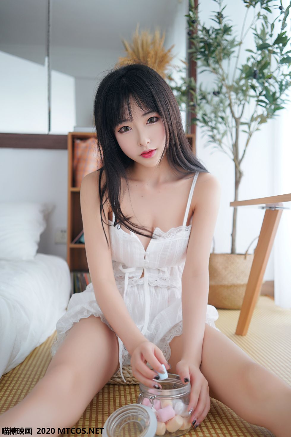 红唇美少女