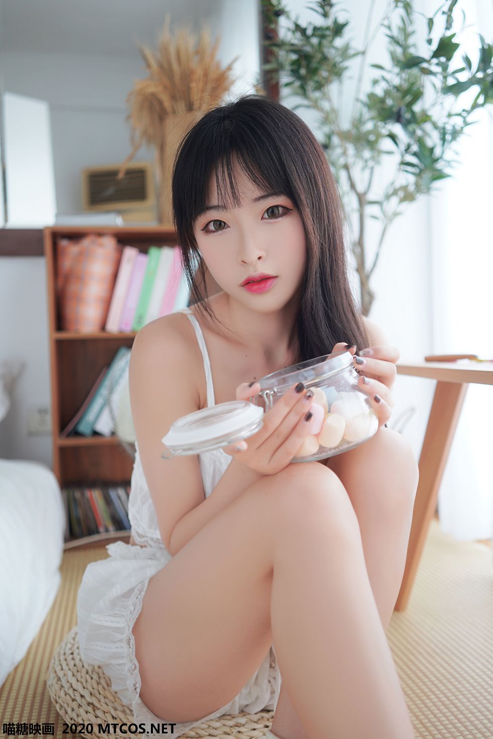 红唇美少女